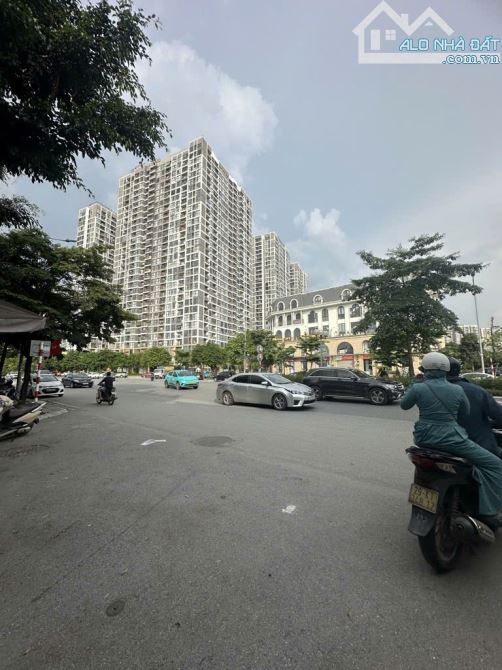 Lý Thánh Tông / Nhà C4 65m, 4m tiền, 14.2 tỷ / Ô tô tránh, Kinh doanh tấp nập sáng tối