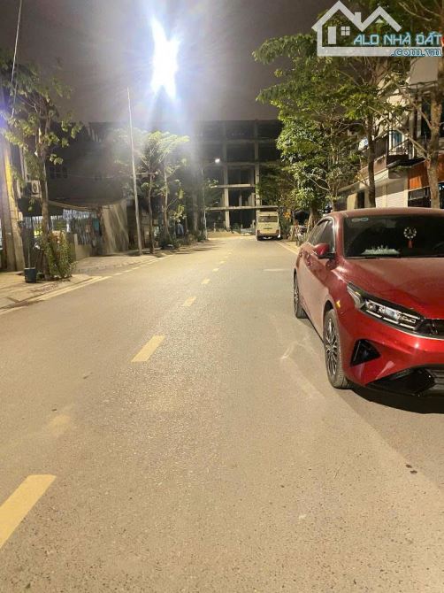 Lý Thánh Tông Trâu Quỳ / Nhà 2T 89m, 4m tiền, 17.6 tỷ / Ô tô tránh, Vỉa hè KD bát ngát