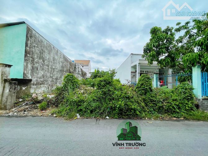 BÁN ĐẤT 10x30M, NGAY UB XÃ NHÀ BÈ, ĐƯỜNG XE HƠI, CHỈ 40TR/M2, SỔ RIÊNG