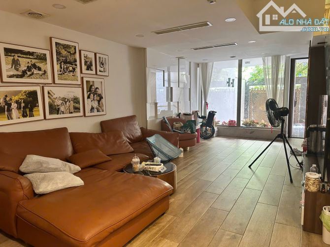 Cần bán gấp Mặt Tiền Âu Cơ , 14, Tân Bình ngang 4.6m( 110m2), 4 tầng giá 18.5 tỷ .
