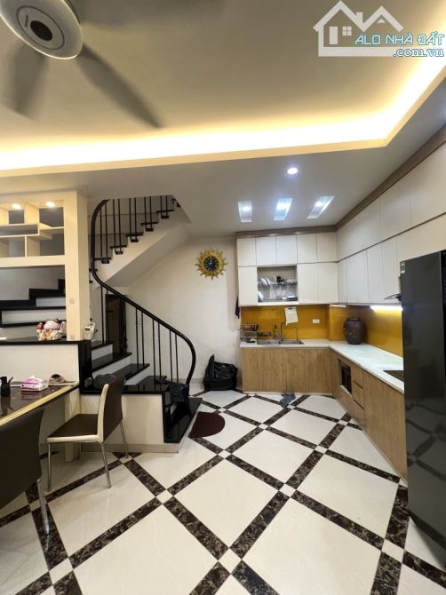BÁN NHÀ PHỐ BỒ ĐỀ 40M2, 5 TẦNG Ở NGAY, Ô TÔ ĐỖ CỔNG, 8.4 TỶ