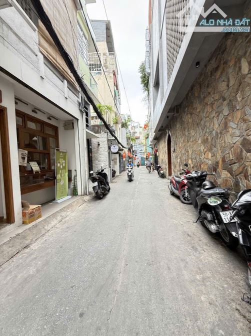 NGAY PHAN ĐÌNH PHÙNG, GIÁP QUẬN 1, HẺM XE HƠI 6M THÔNG, 53M2, 3 TẦNG, 3PN, NHỈNH 12 TỶ