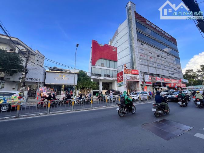 Bán căn nhà MT đường Võ Văn Ngân TĐ 240m2 / 30 tỷ