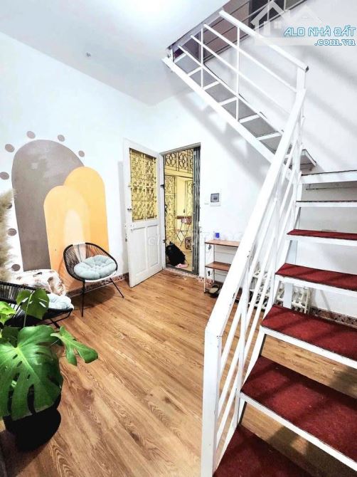 Cho thuê căn hộ duplex phố Trần Quốc Toản, Q. Hoàn kiếm, diện tích 100m, 2 ngủ, 12 triệu.