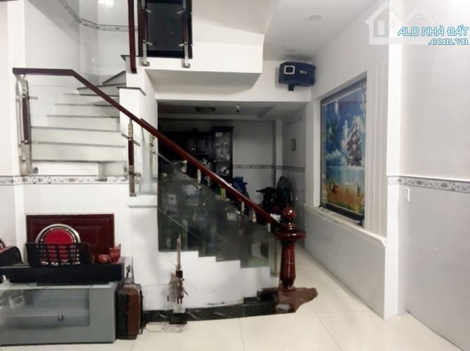 NHÀ 2 TẦNG NGAY QL 13 -ĐỐI DIỆN VẠN PHÚC -HẺM XE HƠI THÔNG CHỈ HƠN 4 TỎI XÍU