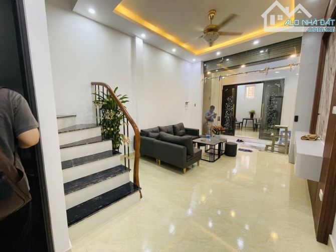 Hoàng Quốc Việt – Hoàng Sâm – 35m² – 4 Tầng – Phân Lô Quân Đội – 7.35 Tỷ