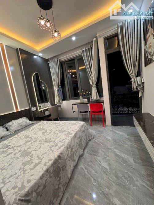 Nhỉnh 5 tỷ có nhà đẹp ở luôn, 3 tầng 3 mê đúc, sát BiG C Hùng Vương