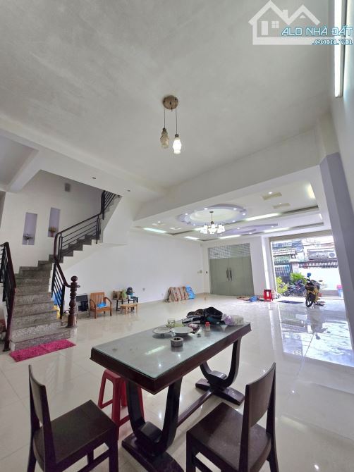 BIỆT THỰ 3 TẦNG NGAY TRUNG TÂM THỦ ĐỨC – 162M2 – 2 Ô TÔ TRÁNH TRƯỚC NHÀ!