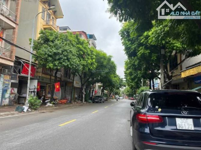 Cần bán đất Đấu giá Đa Sỹ,Kiến Hưng. Đt 60m × Mt 5m. Giá 19 tỷ. Kinh doanh sầm uất