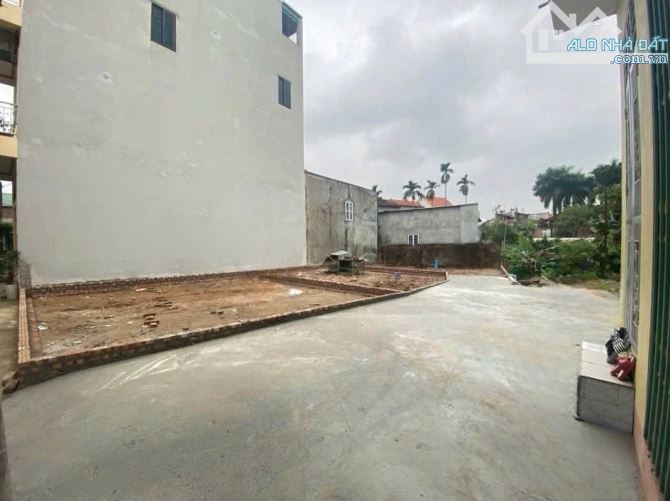 Bán đất Thôn Nội 50 m2mặt tiền 5 m giá 4.1 tỷ cạnh hồ điều hòa, tiềm năng sinh lời cao.