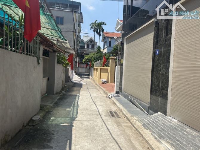 BÁN NHÀ GIANG BIÊN, LONG BIÊN,  DT 32M , 6 TẦNG , Ô TÔ ĐỖ CỔNG, CHỈ 6,2 TỶ