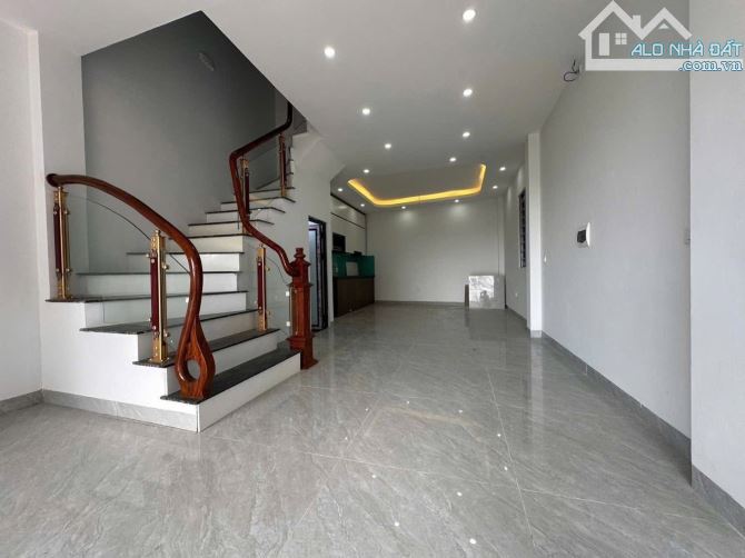 BÁN ĐẤT TẶNG NHÀ 3 TẦNG MỚI SẴN Ở,500M RA CẦU THƯỢNG CÁT