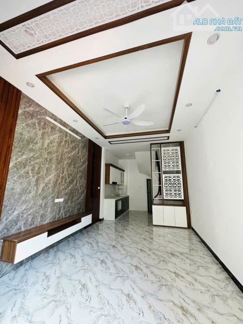 Cho thuê nhà nguyên căn 4 tầng + tum, Thạch Bàn - 30m², 3 ngủ - 9 triệu/tháng