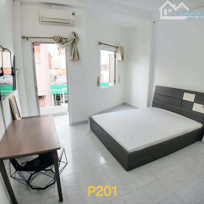 Phòng ban công quận 10 đường Nguyễn Tri phương GẦN ĐH KINH TẾ UEH VẠN HẠNH MALL HUFLIT
