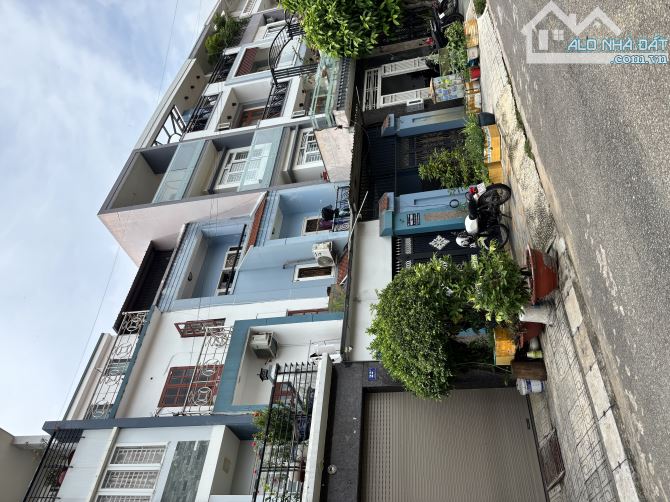 Nhà 3 Tầng Dĩ An. 4PN,5WC, MT Kinh doanh, Đường 8M , Hơn 5 tỷ