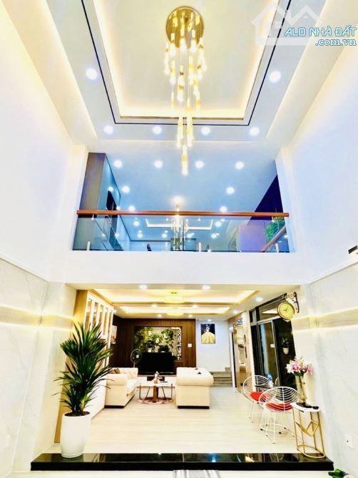 SIÊU PHẨM SÁT MẶT TIỀN - 7 CHỖ VÔ NHÀ - THANG MÁY NHẬP - NGAY VINCOM QUANG TRUNG, BV 175.