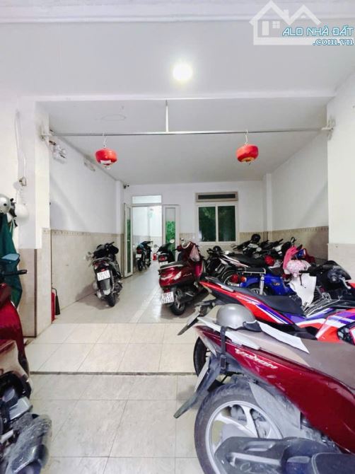 9 phòng _ DT 70m _ TN 35 triệu/ tháng_ 4,3x17m _ Quận 4