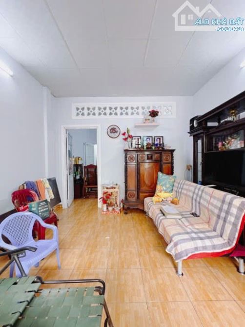 Nhà cấp 4 DT 81,5m2 - Ngang 4,5m dài 15m - 20m ra mặt tiền đường Quận 4