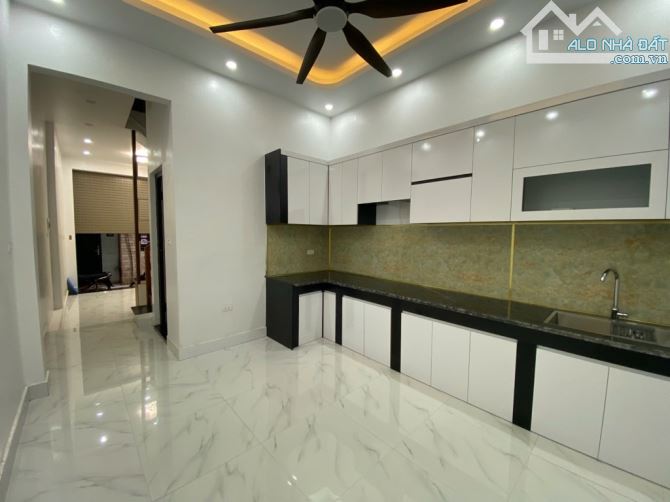42m.5 tầng. 8,9 tỷ. Phân lô. Thang máy. 10m ra Ôtô tránh. TT Tăng Thiết Giáp
