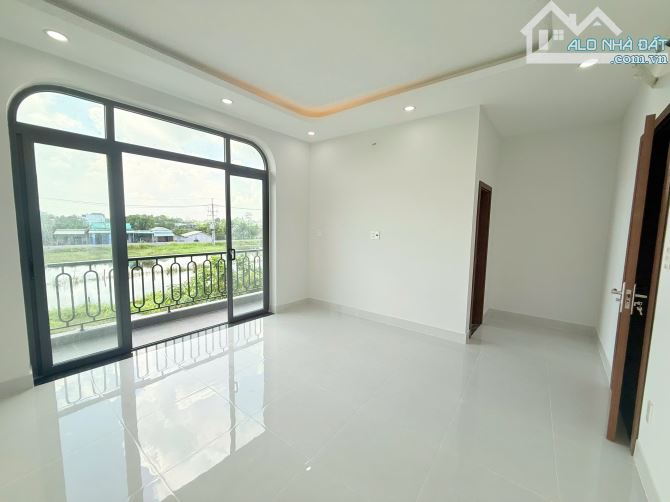Nhà 1 trệt 2 lầu 3 PN 3 WC mới đẹp nội thất xịn sò diện tích sử dụng 220m2 đường lớn - 11