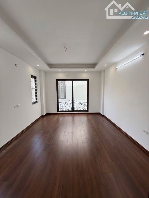 Bán Gấp căn nhà 5 tầng chỉ 4,95 tỉ ngay Cầu Thanh Trì LB - 1
