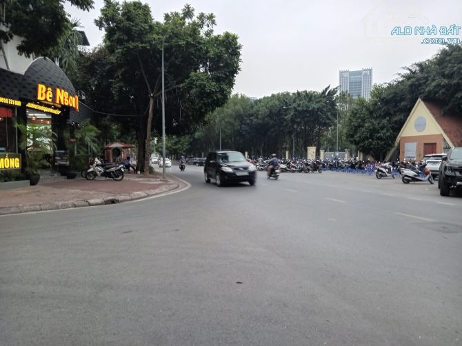Bán biệt thự sân vườn, KĐT Dịch Vọng - Đường Lớn 5 Ô tô tránh - 340m2 x 4T MT 18m - 119 tỷ - 1