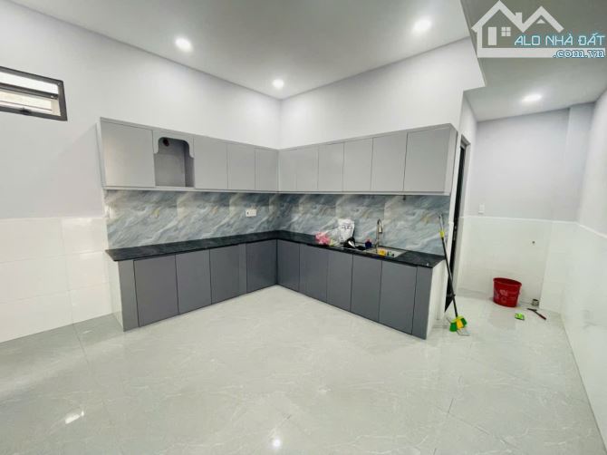 Nhà 5,5x17m, ô tô đậu cửa, gần Viettel Nguyễn Sơn, 6.6 tỷ - 1