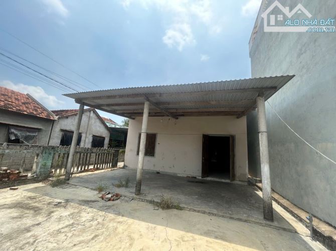 Ngôi nhà cấp 4 diện tích rộng, lô góc 2 mặt tiền, giá mềm nhất làng Lò - 1