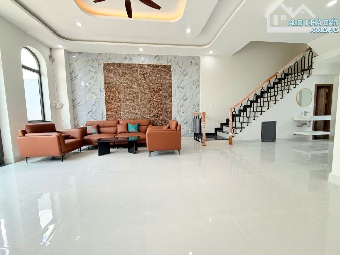 Nhà 1 trệt 2 lầu 3 PN 3 WC mới đẹp nội thất xịn sò diện tích sử dụng 220m2 đường lớn - 1