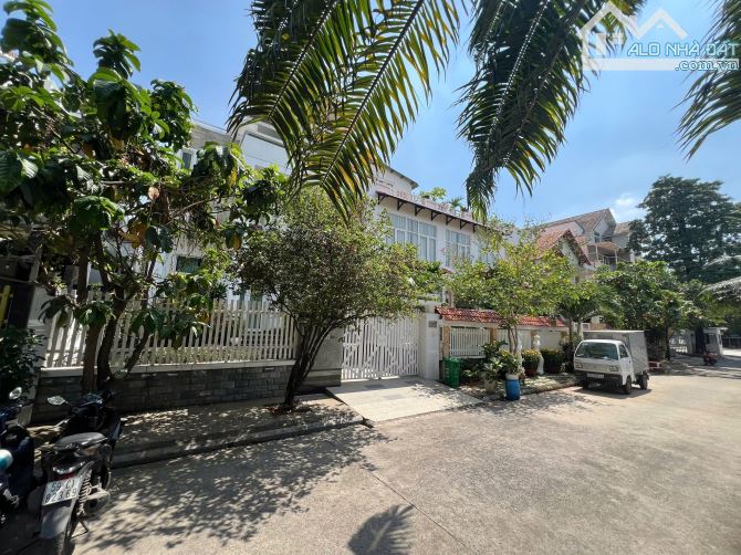 Bán biệt thự khu Compound Lương Định Của Q.2 - 10x27m Hầm 3 tầng giá 70 tỷ giảm 66 tỷ. - 1