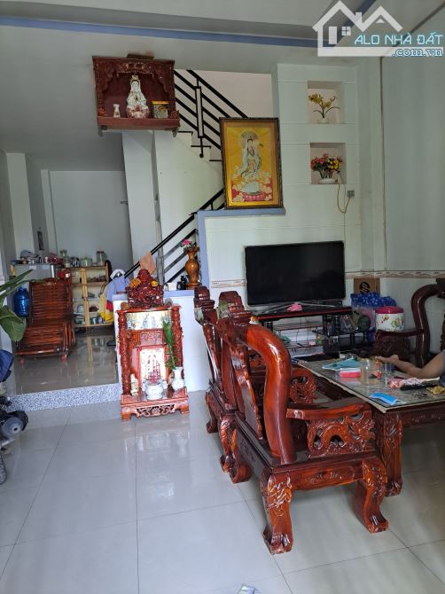Anh Bình bán căn nhà 1 lầu mặt đườnh kinh doanh , đang cho thuê tháng 8tr - 1