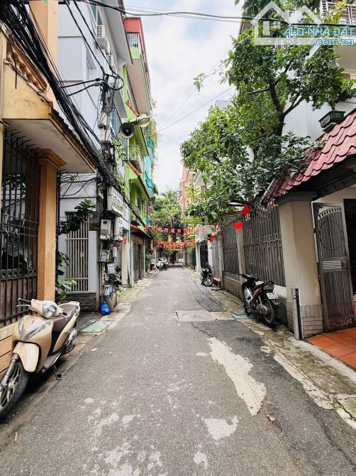 BÁN NHANH SIÊU BIỆT THỰ SÂN VƯỜN – PHỐ LẠC LONG QUÂN – DT 120m², MT 8.7m – GIÁ 42.5 TỶ