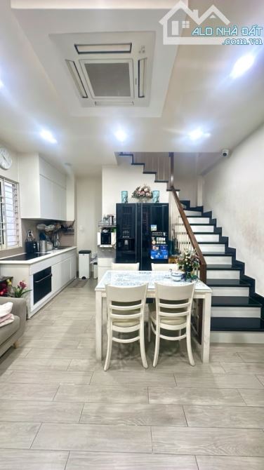 PHƯỜNG 4_TÂN BÌNH- GẦN SÂN BAY - NHÀ 3 TẦNG ĐẸP - HẺM THOÁNG ĐẸP - TẶNG NỘI THẤT _CHỈ 5.2T - 1