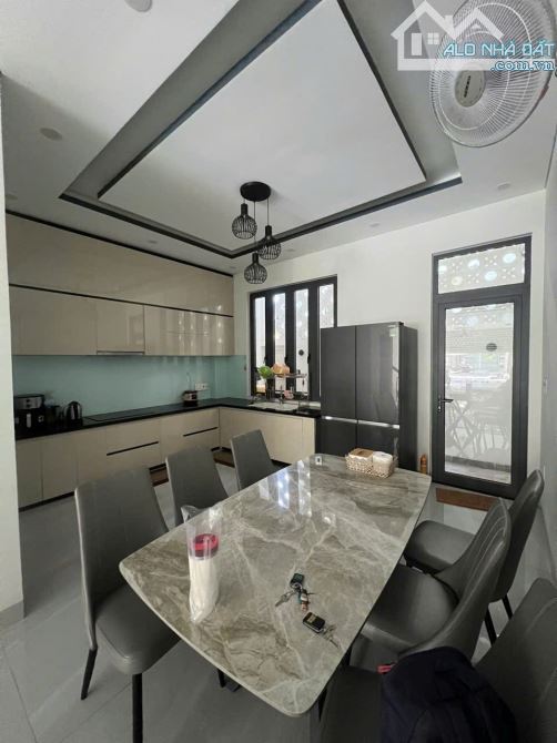 Cho thuê nhà 3 tầng mặt tiền đường Lê Quảng Chí, Hòa Xuân, Cẩm Lệ. DT 100m2. Giá 19 triệu - 1