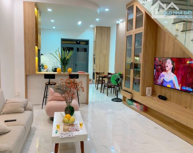 NHÀ ĐẸP 2 TẦNG  -96M2– SÂN RỘNG RÃI – TẶNG NỘI THẤT CƠ BẢN – TÂN THỚI NHẤT, QUẬN 12 - 1