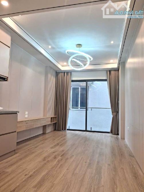 BÁN NHÀ ĐƯỜNG VIỆT HƯNG 35M2, 6 TẦNG MỚI ĐẸP, GARA Ô TÔ, 7.9 TỶ - 1