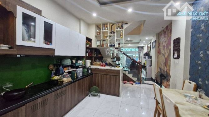 Bán gấp nhà đẹp ở ngay Trần Xuân Soạn, cách hẻm xe hơi 25m, 64m2, SHR, chỉ 8.3 tỷ. - 1