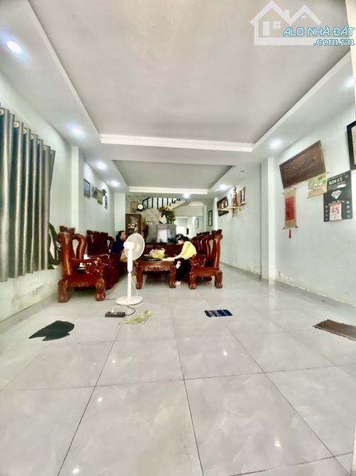 QUYẾT NHANH MỚI MUA ĐƯỢC CĂN NÀY NHÀ 3 TẦNG ĐÚC HẺM XE HƠI THÔNG ĐÔNG BẮC - TÔ KÝ Q12 - 1