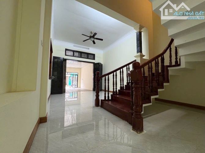 MẶT PHỐ Ô TÔ TRÁNH,BÁN ĐẤT TẶNG NHÀ 3 TẦNG MỚI SẴN KHAI THÁC KINH DOANH - 1