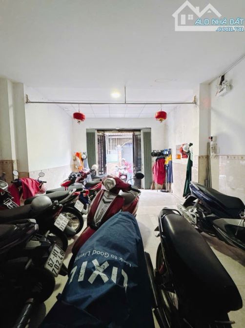 9 phòng _ DT 70m _ TN 35 triệu/ tháng_ 4,3x17m _ Quận 4 - 1