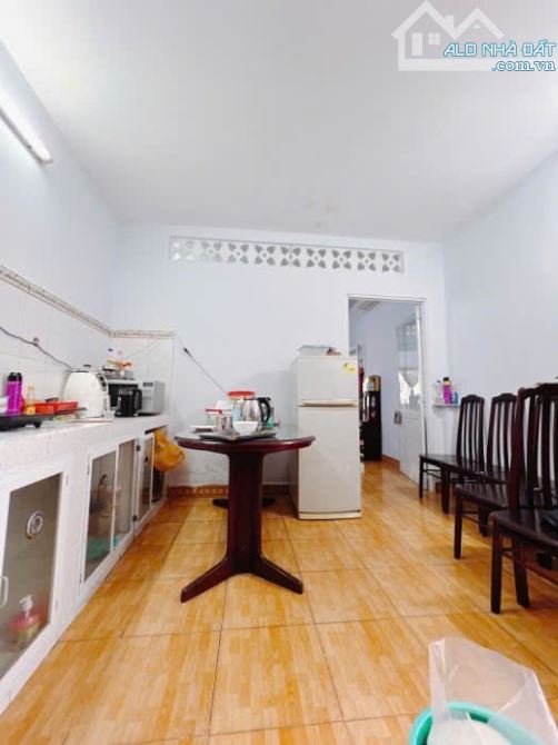 Nhà cấp 4 DT 81,5m2 - Ngang 4,5m dài 15m - 20m ra mặt tiền đường Quận 4 - 1