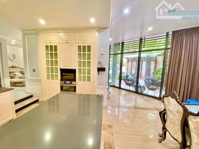 Bán BT siêu mẫu VIP - 330m2 x 4 Tầng, MT 16m, Giá 95 tỷ - ĐTM Dịch Vọng - vị trí Kim Cương - 2