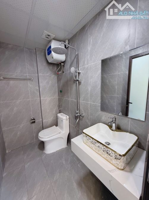 Bán Gấp căn nhà 5 tầng chỉ 4,95 tỉ ngay Cầu Thanh Trì LB - 2