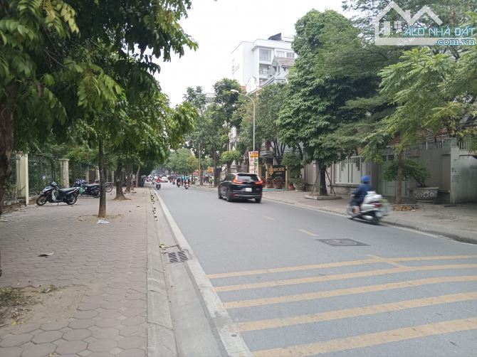 Bán biệt thự sân vườn, KĐT Dịch Vọng - Đường Lớn 5 Ô tô tránh - 340m2 x 4T MT 18m - 119 tỷ - 2