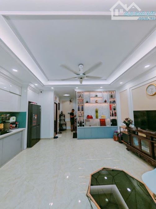 Xem là phê, nhà đẹp 6 tầng, ô tô thoáng mát, giá siêu hời - 2