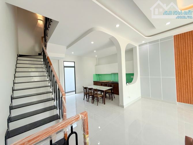 Nhà 1 trệt 2 lầu 3 PN 3 WC mới đẹp nội thất xịn sò diện tích sử dụng 220m2 đường lớn - 2