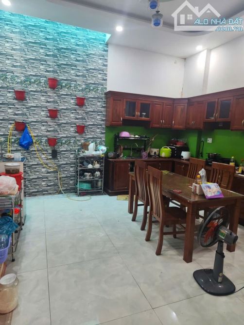 Nhà đẹp hxt gần ngã tư Bình Phước. 1 trệt 3 lầu, 5pn 4wc, full nội thất - 2