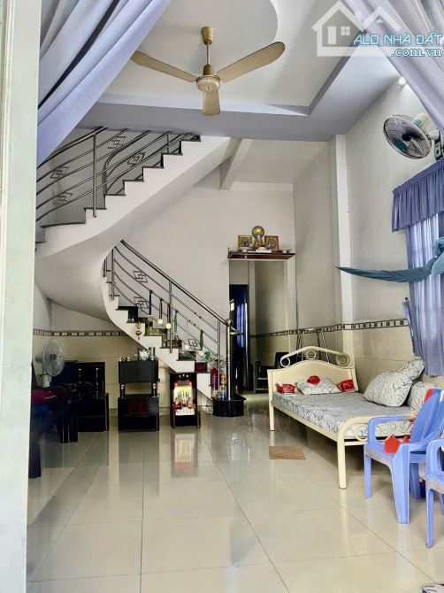 Kẹt tiền cần bán gấp dãy trọ 10x34 , có 10 phòng + 2kiot gần khu công nghiệp Vĩnh Lộc - 2