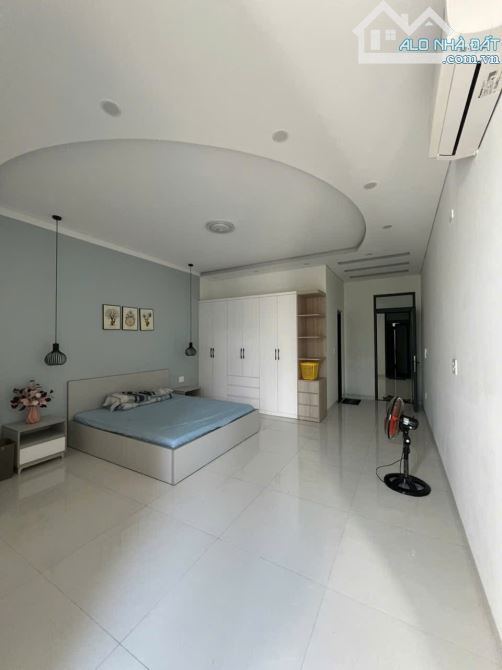 Cho thuê nhà 3 tầng mặt tiền đường Lê Quảng Chí, Hòa Xuân, Cẩm Lệ. DT 100m2. Giá 19 triệu - 2