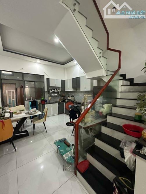 Nhà 4 tầng - cho thuê 15trtháng gần chợ Hoà Hưng- Tân Bình – hẻm dân trí-  Giá chỉ 6,x tỷ - 2